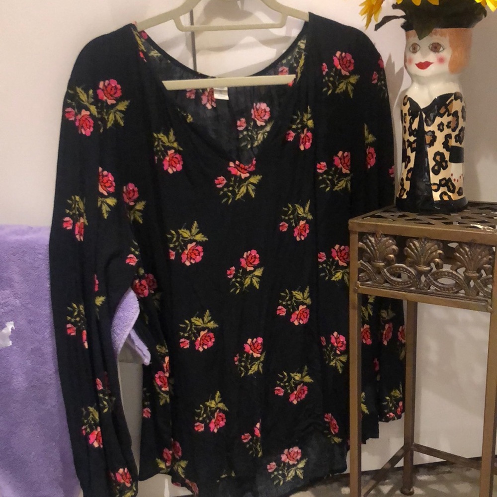 Old Navy boho type blouse. Black with red/pink roses. XL. 100% rayon